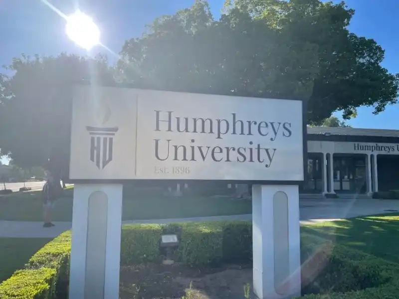 A sign that says humphreys university on it.